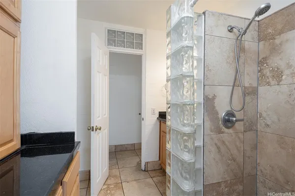 $2,000 | 240 Liliʻuokalani Avenue, Unit 402, Honolulu, HI 96815