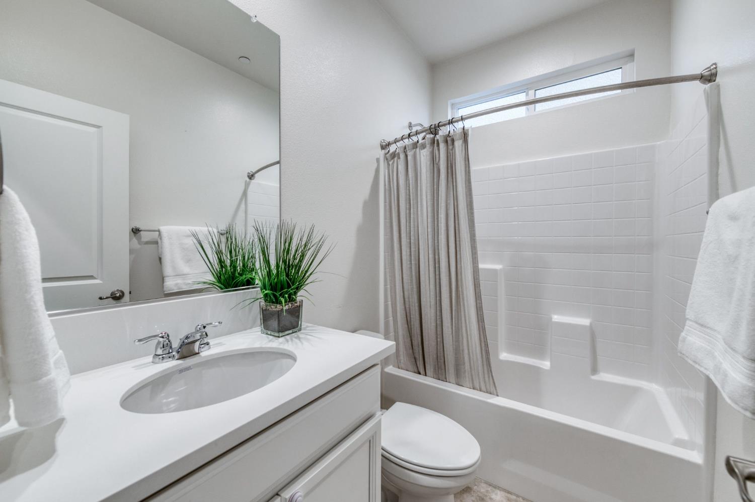 4236 Hillside Road Madera, CA 93636 - Photo 37 of 43 Downstairs bathroom