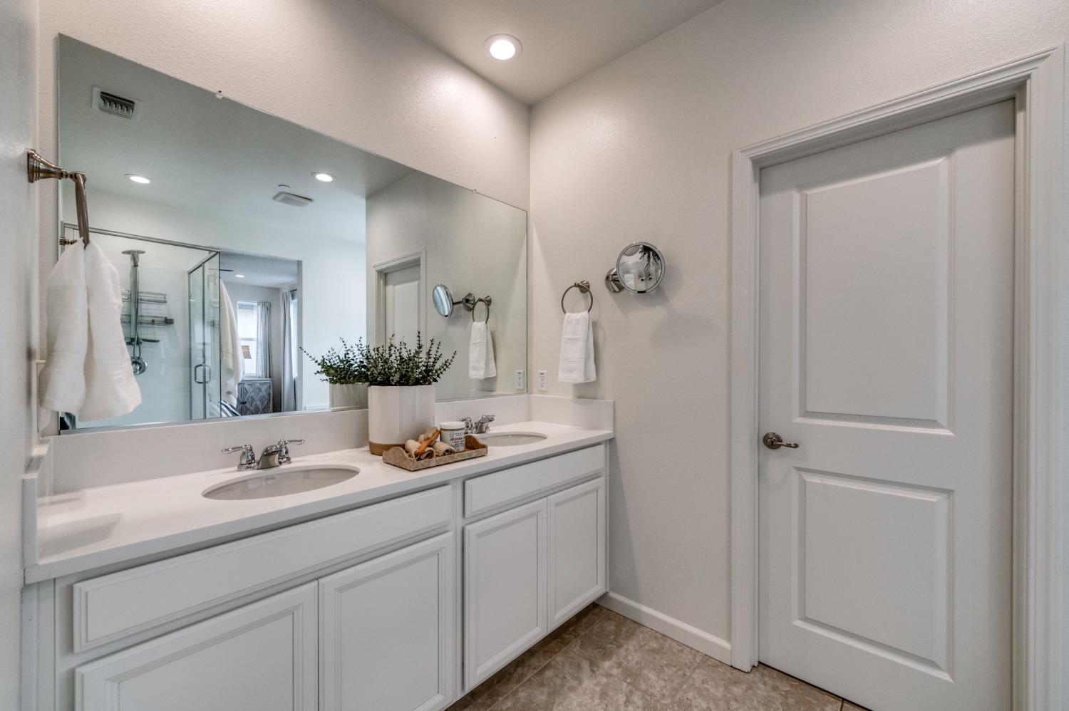 4236 Hillside Road Madera, CA 93636 - Photo 43 of 43 Primary features a soaking tub, separate shower, water closet and walk in closet.