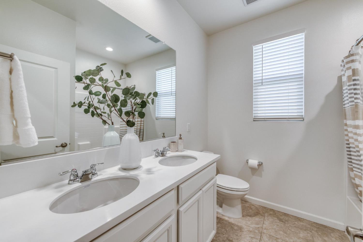 4236 Hillside Road Madera, CA 93636 - Photo 9 of 43 Upstairs hall bathroom