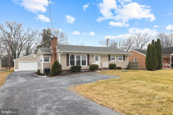a view of a yard in front of a house