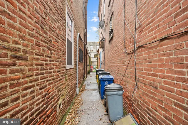 a view of a pathway with a pathway