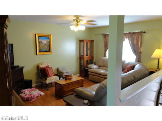 1130 Capella Ridge Road King, NC 27021 - Photo 3 of 16 Living Room.