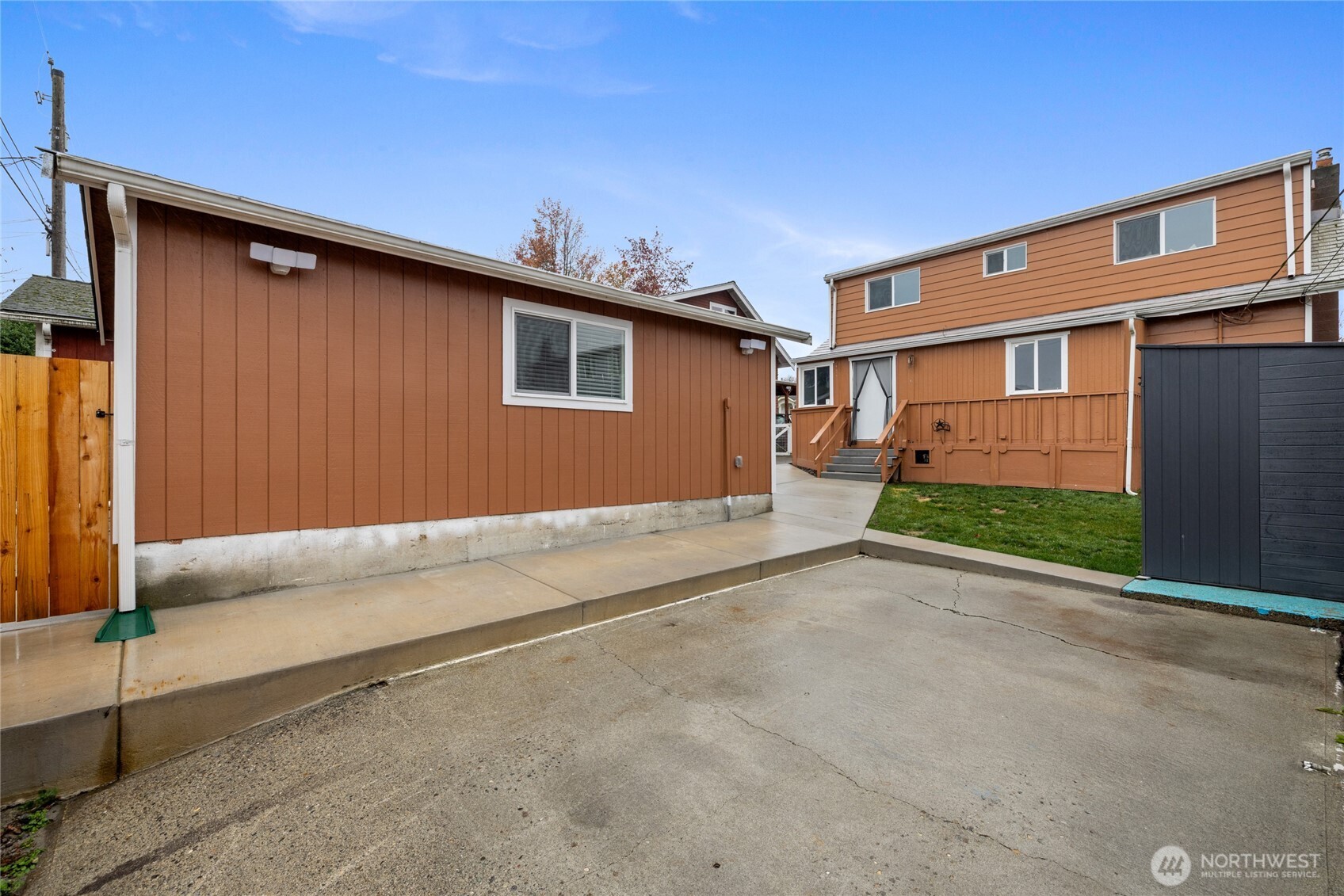 4011 East I Street Tacoma, WA 98404 - Photo 31 of 33 a house view with a backyard space