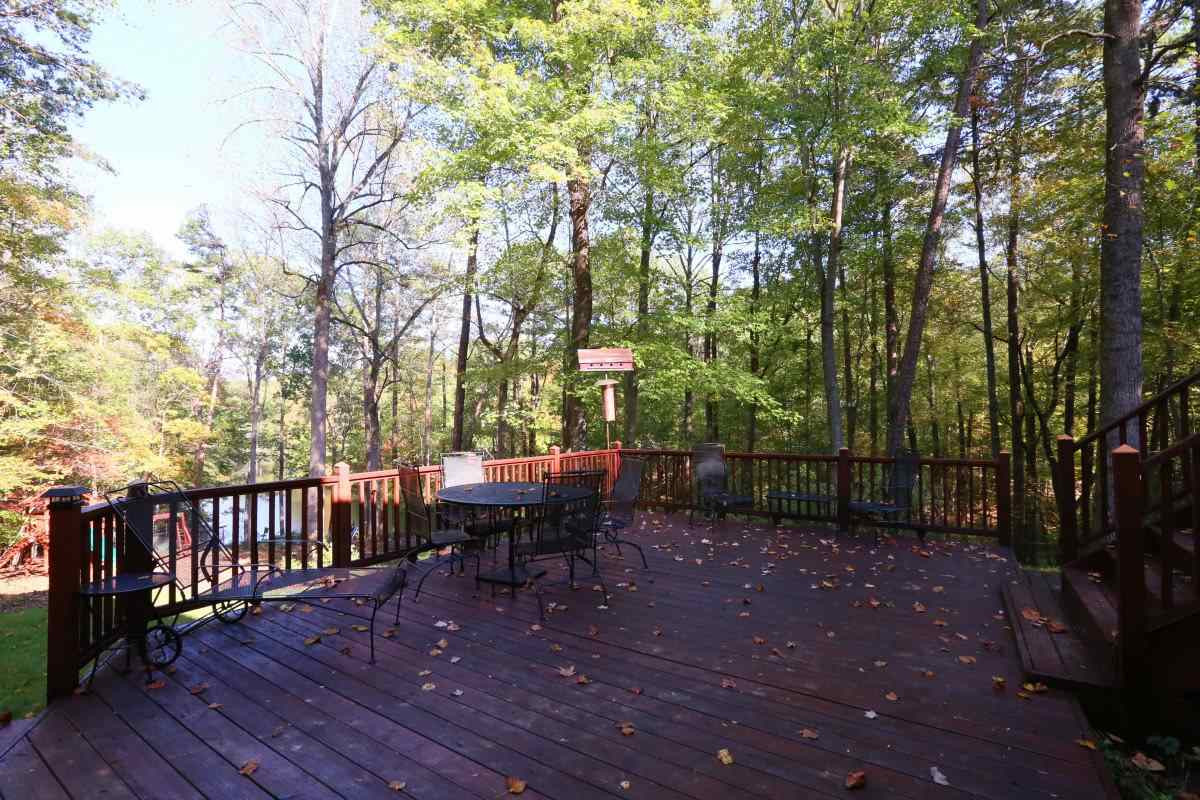 Lower deck