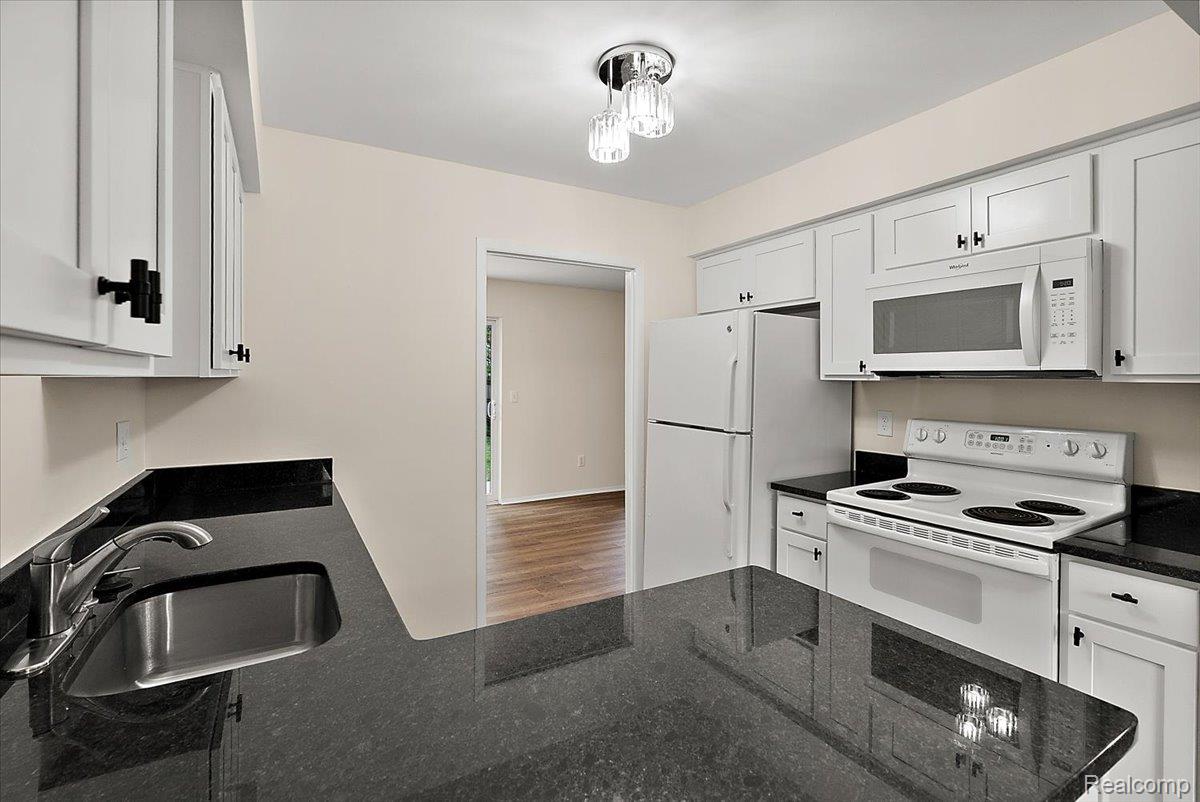 171 Manor Way, Unit 146 Rochester, MI 48309 - Photo 24 of 63 New microwave and dishwasher