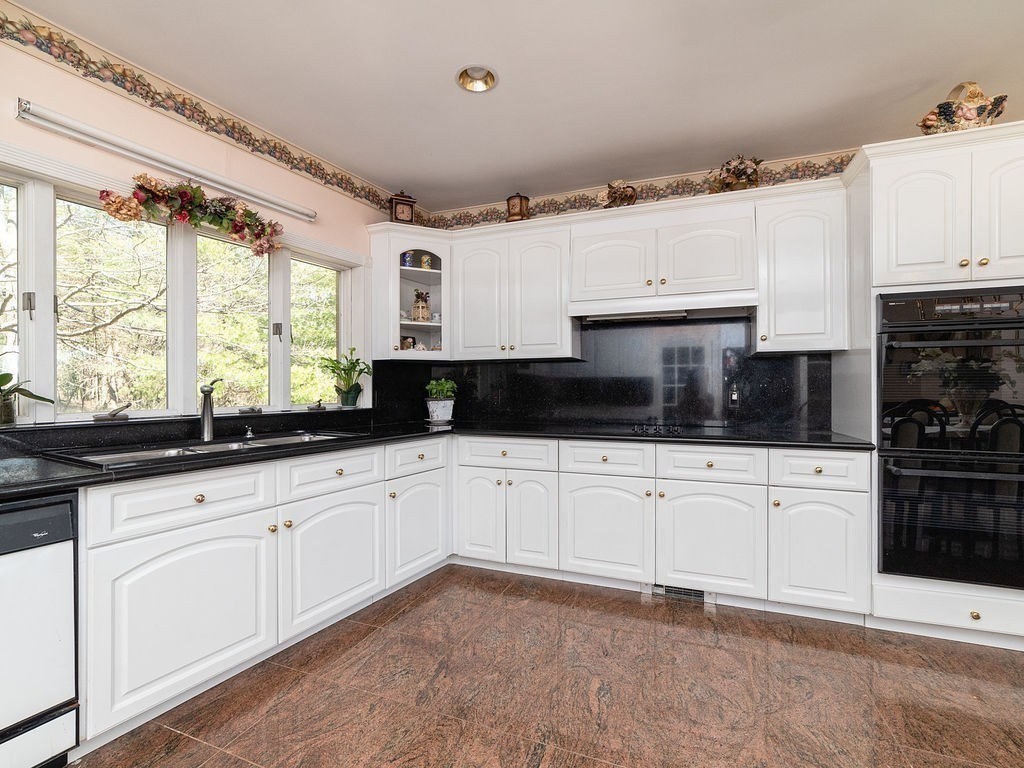 17 Ledgewood Road Saugus, MA 01906 - Photo 3 of 28 Gallery Image 3