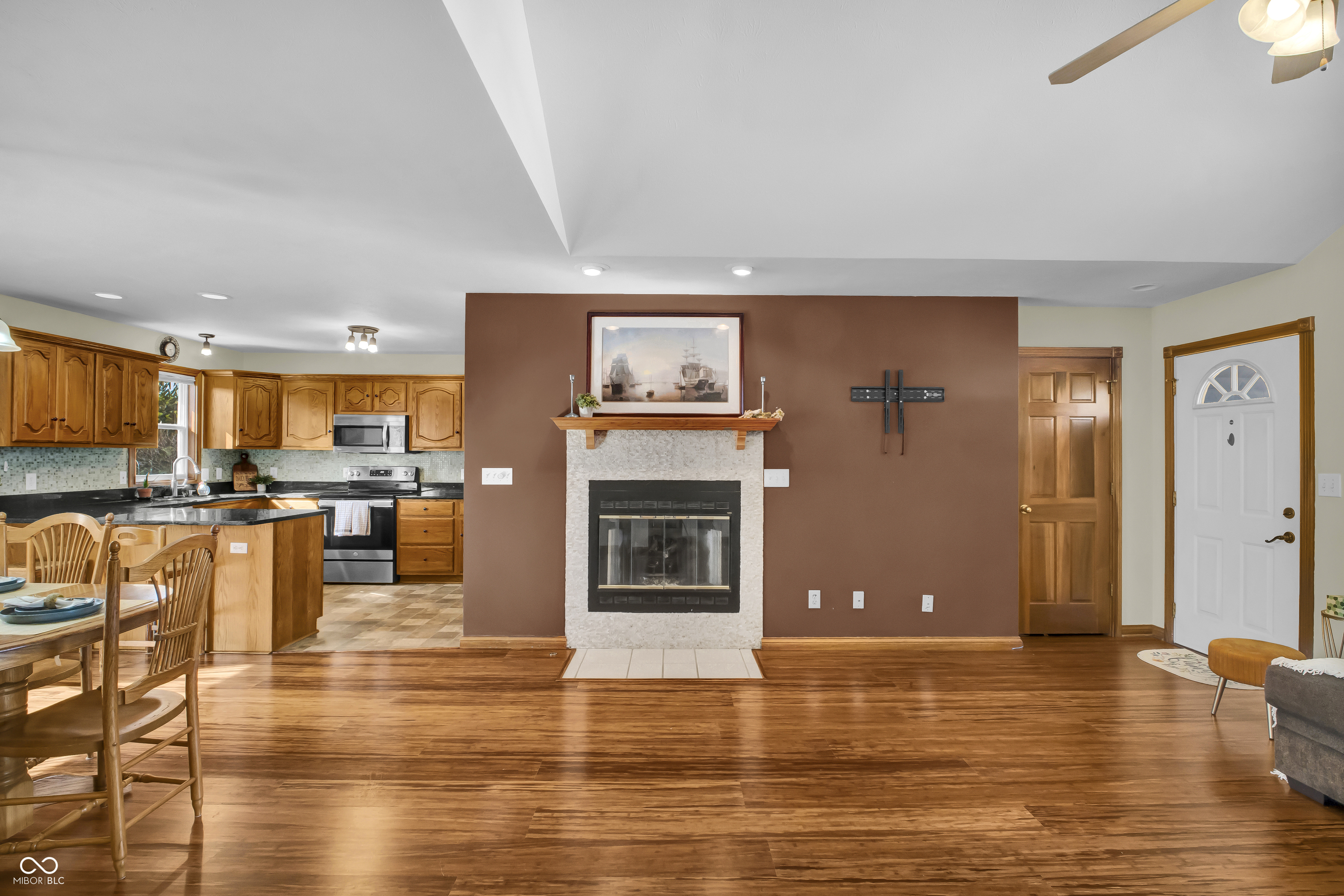 2942 Prairie Stream Way Columbus, IN 47203 - Photo 9 of 48