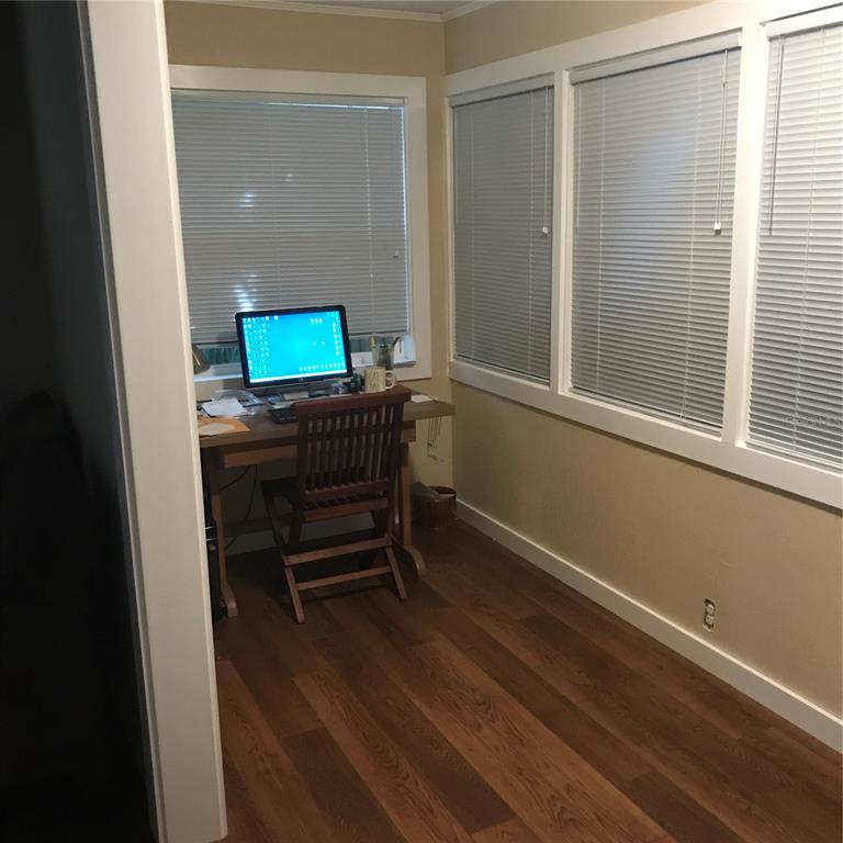 3630 38th Avenue North St. Petersburg, FL 33713 - Photo 10 of 17 a workspace with furniture and window