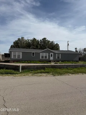 a view of house with a big yard