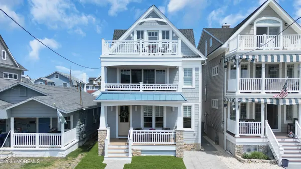 a view of front a house with a yard