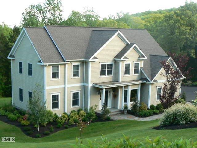 a view of a yard in front of house