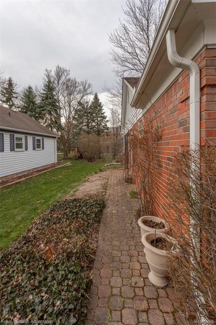 35966 Charter Crest Road Farmington, MI 48335 - Photo 57 of 69 Charter Crest_35966--Side-back-49.jpg