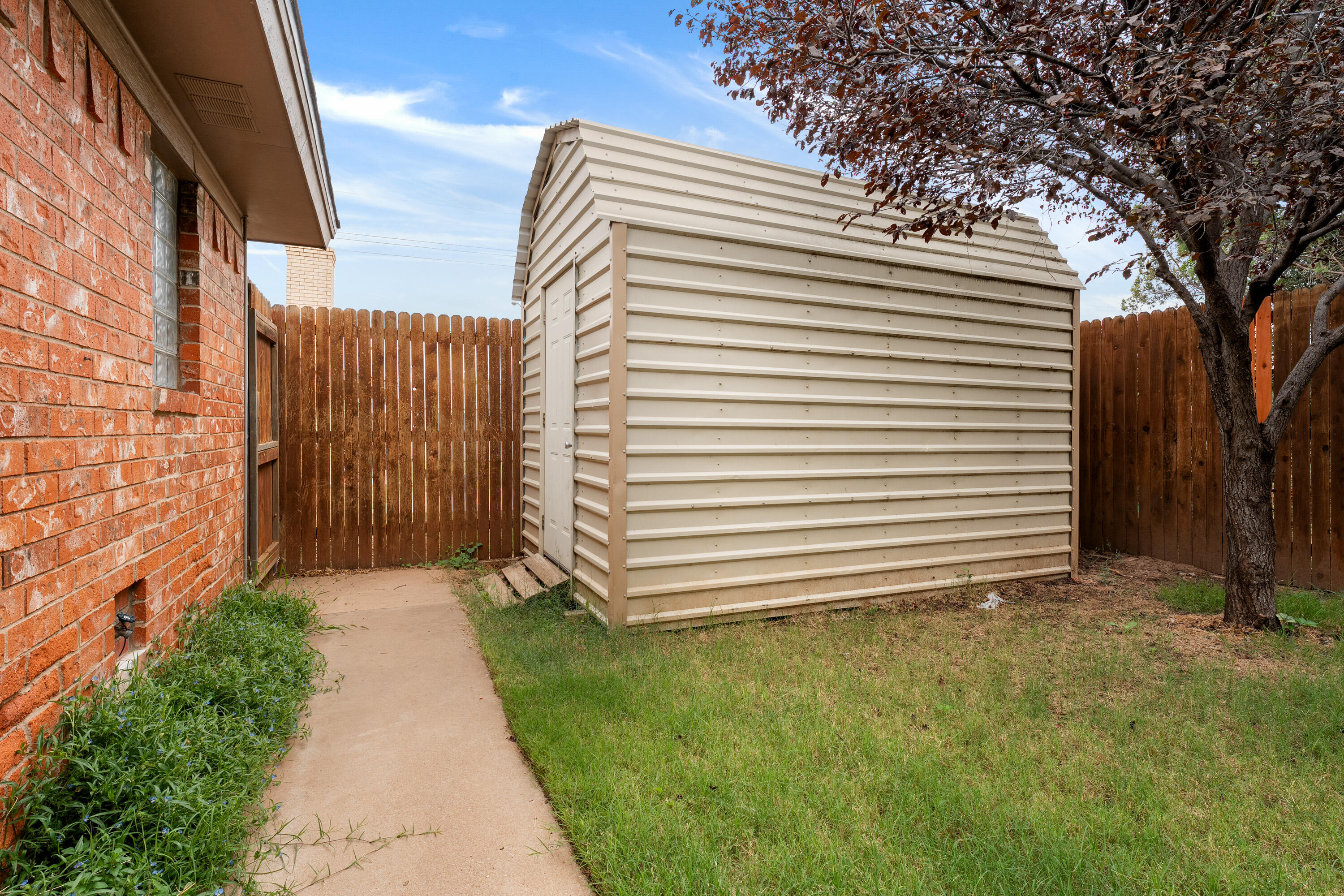 4403 78th Street Lubbock, TX 79424 - Photo 28 of 29 a view of a back yard of the house