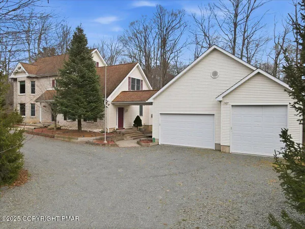 $639,900 | 322 Scenic Drive, Blakeslee, PA 18610