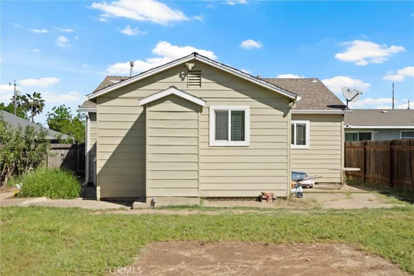 a view of a house with backyard and trees