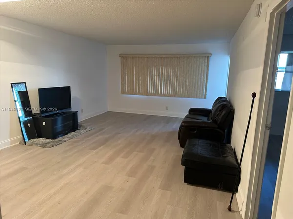 $1,650 | 410 Southeast 2nd Street, Unit 118, Hallandale Beach, FL 33009