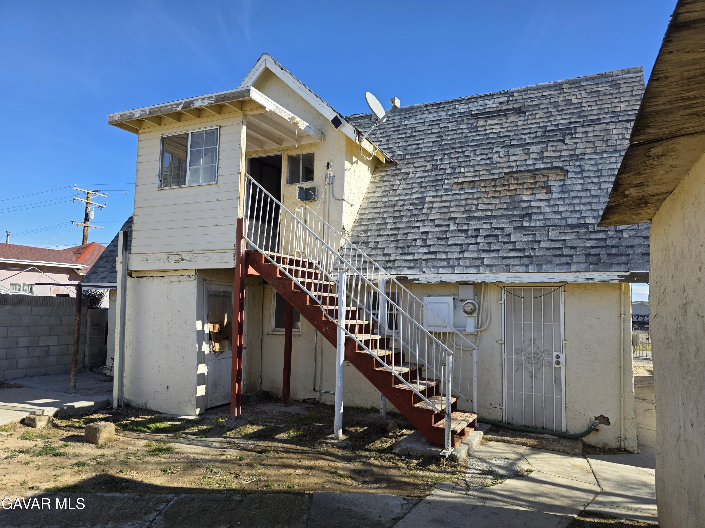 16133 I Street Mojave, CA 93501 - Photo 14 of 30 a front view of a house with a yard