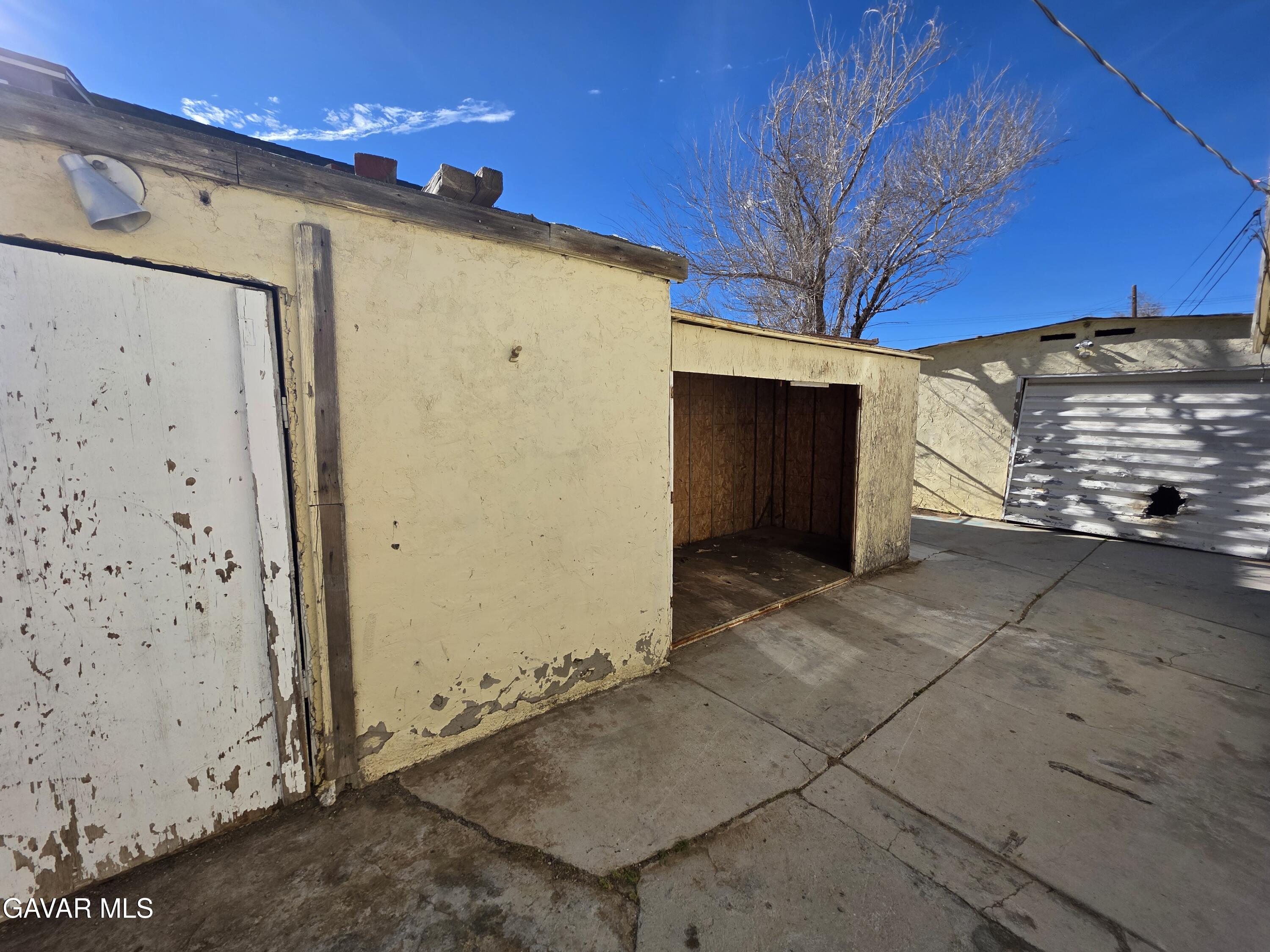 16133 I Street Mojave, CA 93501 - Photo 21 of 30 a view of a garage