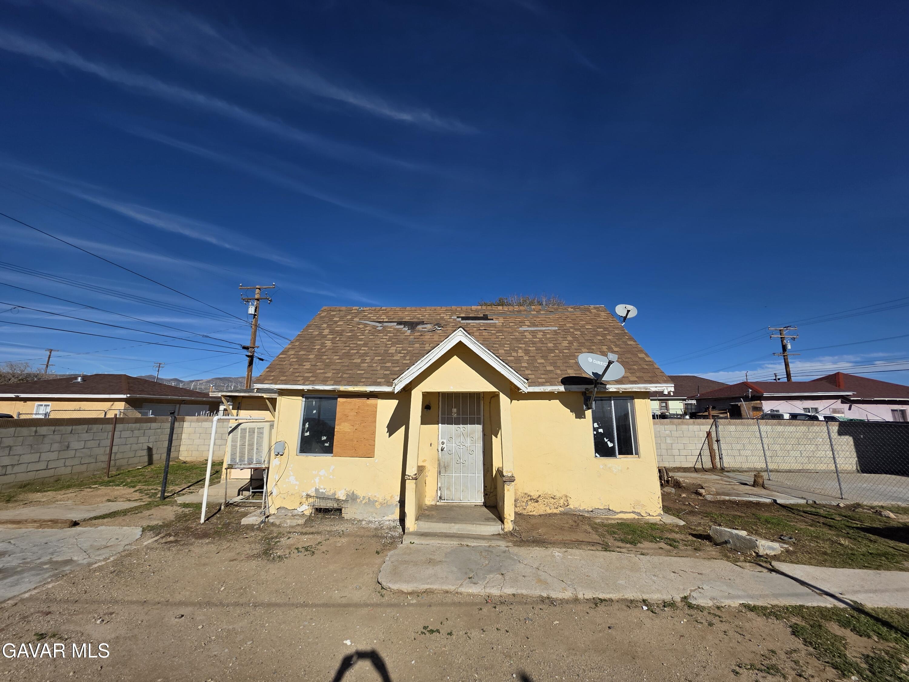 16133 I Street Mojave, CA 93501 - Photo 22 of 30 a front view of a house with a yard