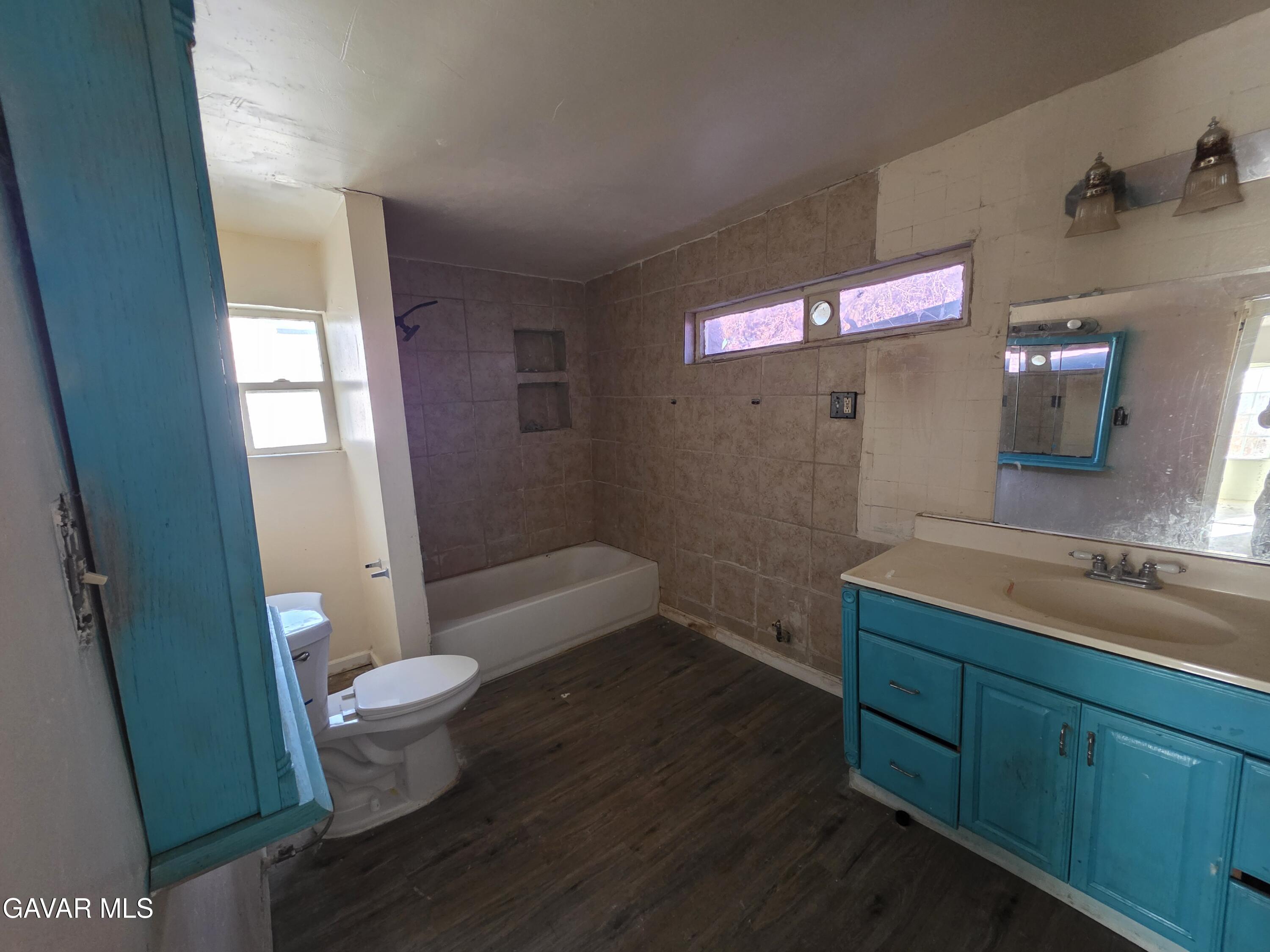 16133 I Street Mojave, CA 93501 - Photo 7 of 30 a bathroom with a sink a toilet and bathtub