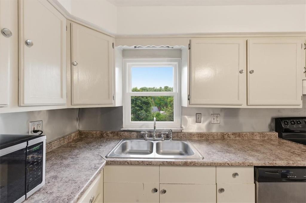 119 Planet Way McKees Rocks, PA 15136 - Photo 10 of 32