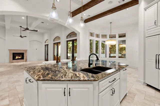 $2,725,000 | 10 Maroon Creek Court, The Woodlands, TX 77389