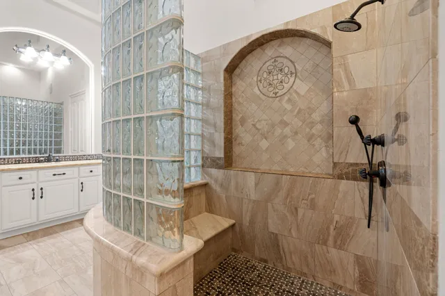 $2,725,000 | 10 Maroon Creek Court, The Woodlands, TX 77389