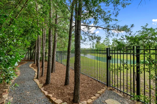 $2,725,000 | 10 Maroon Creek Court, The Woodlands, TX 77389