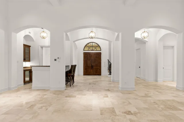 $2,725,000 | 10 Maroon Creek Court, The Woodlands, TX 77389
