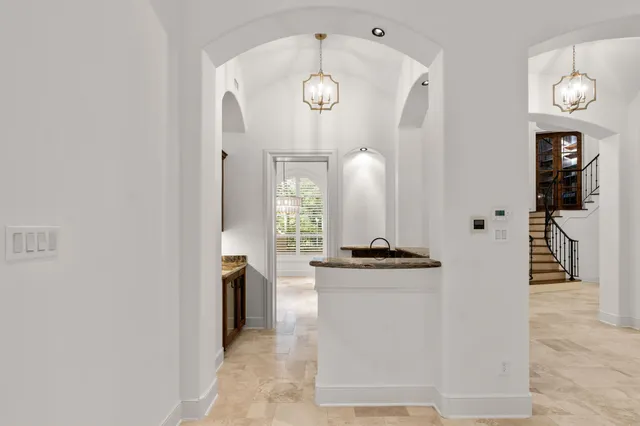 $2,725,000 | 10 Maroon Creek Court, The Woodlands, TX 77389