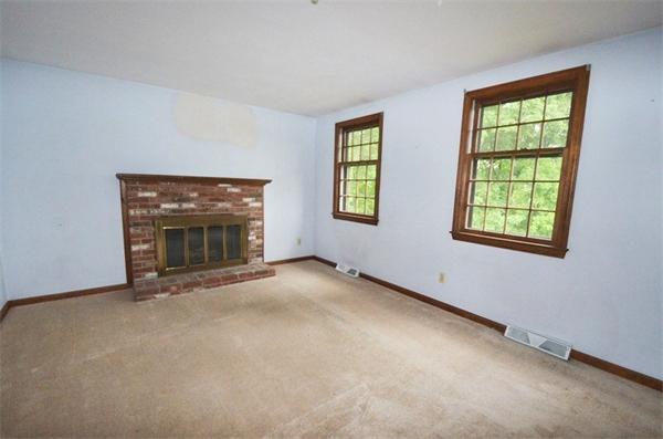 642 Wheeler Road Dracut, MA 01826 - Photo 8 of 30 an empty room with windows