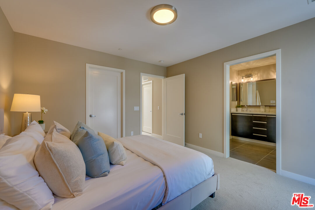 310 Washington Boulevard, Unit 802 Marina del Rey, CA 90292 - Photo 19 of 43 a bedroom with a bed and a lamp