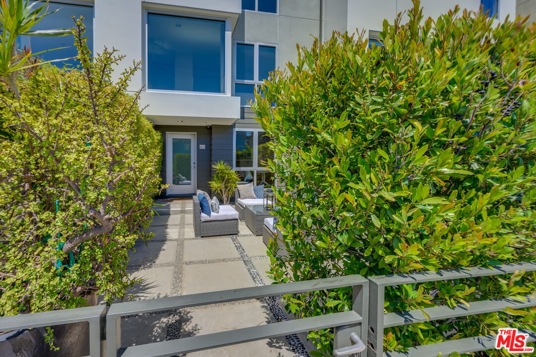 310 Washington Boulevard, Unit 802 Marina del Rey, CA 90292 - Photo 29 of 43 a view of a house with potted plants and a fountain