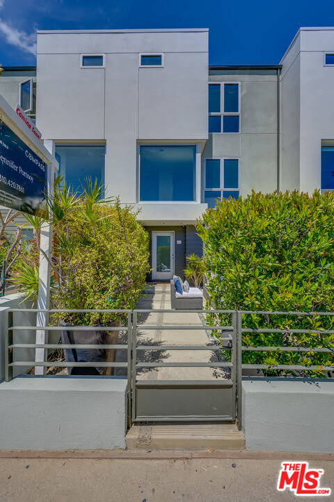 310 Washington Boulevard, Unit 802 Marina del Rey, CA 90292 - Photo 30 of 43 a front view of a house with entryway