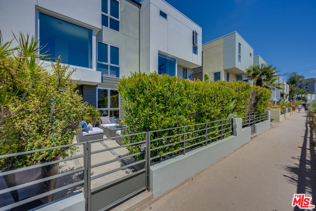 310 Washington Boulevard, Unit 802 Marina del Rey, CA 90292 - Photo 33 of 43 a view of a house with a street