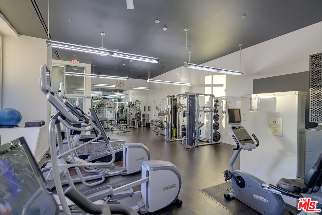 310 Washington Boulevard, Unit 802 Marina del Rey, CA 90292 - Photo 38 of 43 a room with gym equipment
