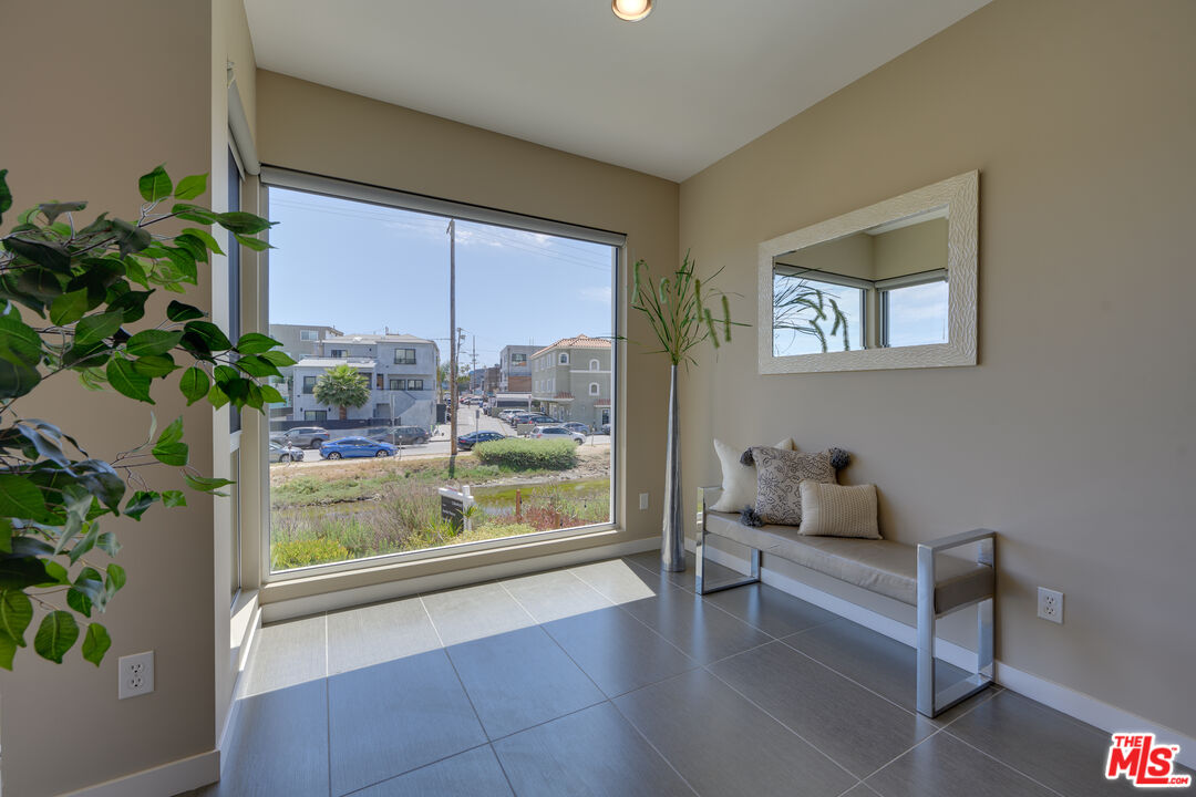 310 Washington Boulevard, Unit 802 Marina del Rey, CA 90292 - Photo 6 of 43 a living room with furniture and a potted plant