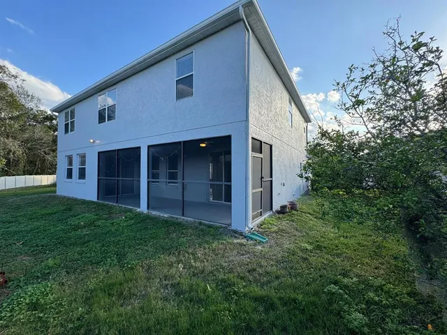a view of a house with backyard and garden
