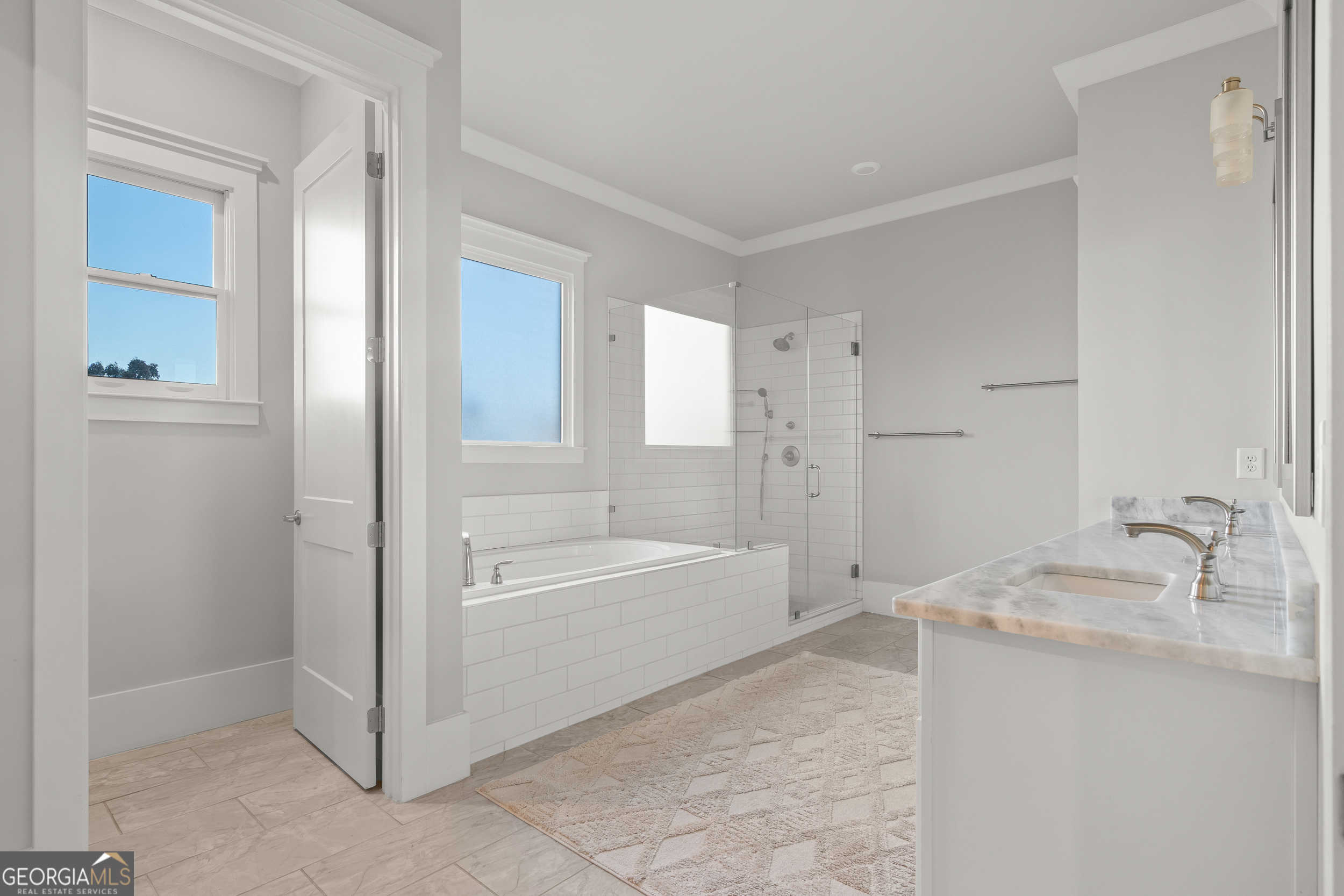 652 Meadow Run Court Clarkesville, GA 30523 - Photo 20 of 61 a bathroom with a bathtub and a sink