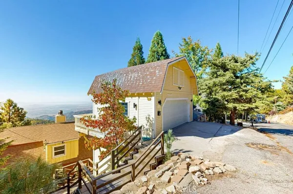 a view of a yard in front of a house