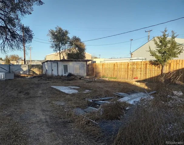 a view of backyard of the house