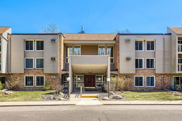 $199,900 | 4045 Hodgson Road, Unit 312, Shoreview, MN 55126