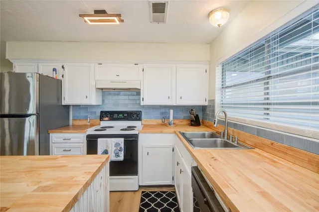 $2,195 | 16510 Blackbeard Road, Jamaica Beach, TX 77554