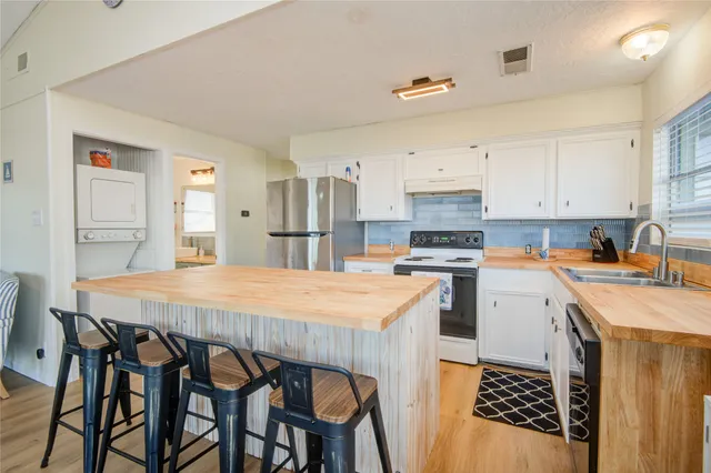 $2,195 | 16510 Blackbeard Road, Jamaica Beach, TX 77554