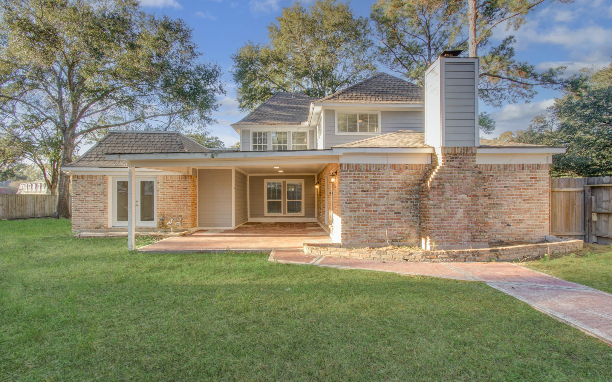 556 Brandon Road Conroe, TX 77302 - Photo 26 of 28 front view of a house with a yard