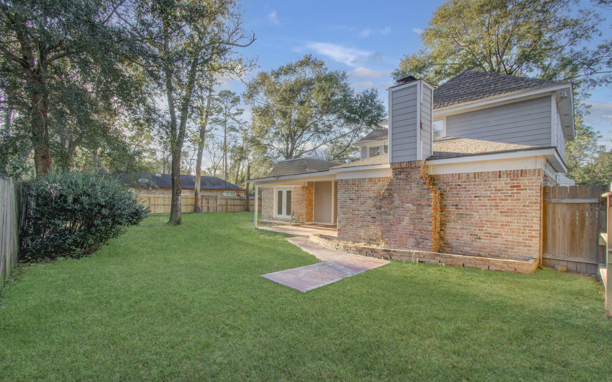 556 Brandon Road Conroe, TX 77302 - Photo 27 of 28 front view of a house with a yard