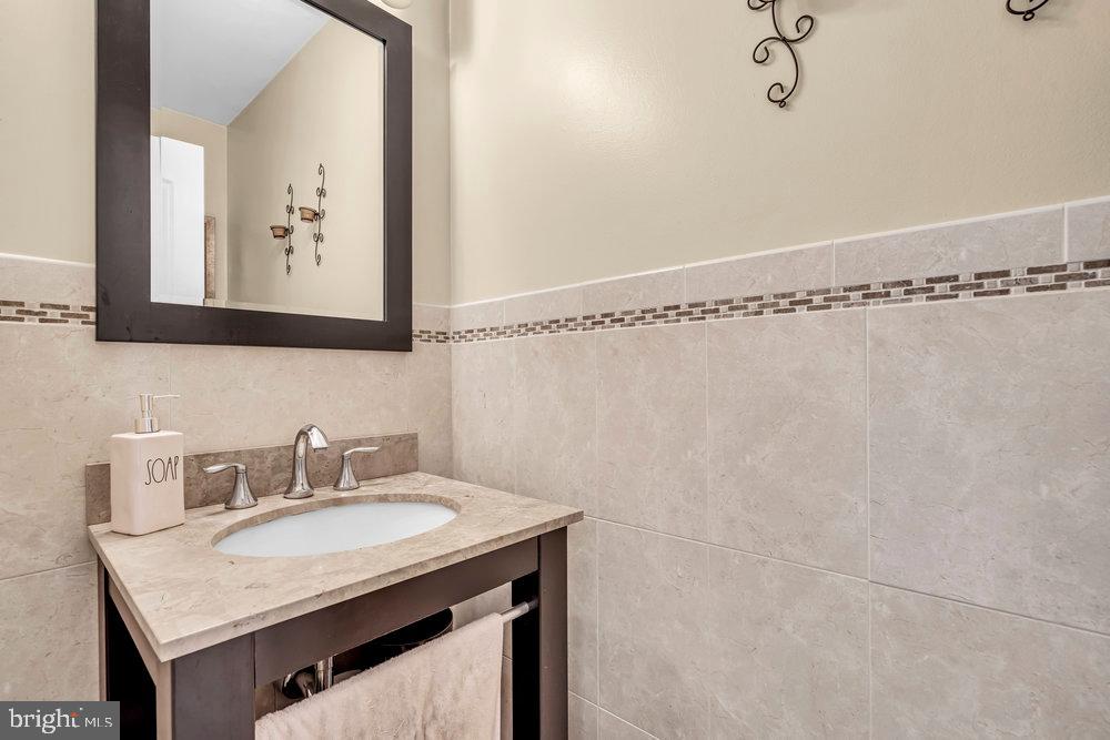 1964 East Oak Road, Unit K4 Vineland, NJ 08361 - Photo 12 of 25 a bathroom with a sink and a mirror
