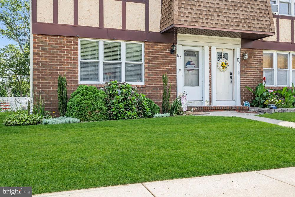 1964 East Oak Road, Unit K4 Vineland, NJ 08361 - Photo 6 of 25 a backyard of a house with lots of green space