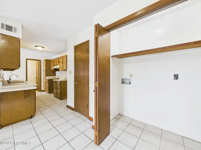 $975 | 113 Shekel Drive, Unit C, Lafayette, LA 70508